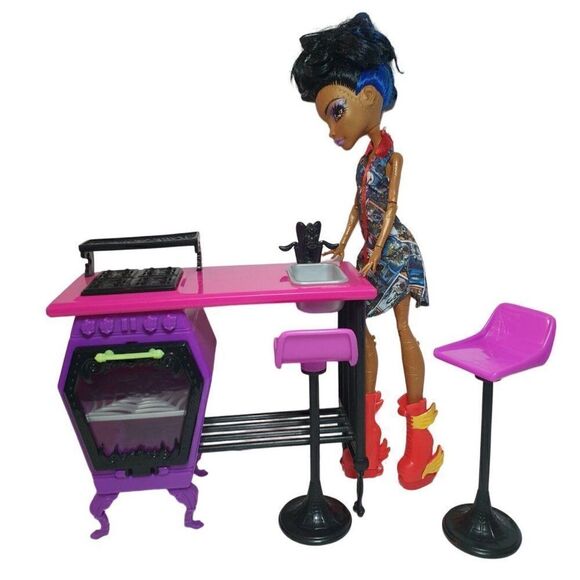 Monster High Robecca Steam Fashion Doll & Ick Coffin Kitchen Stove Chairs Bundle - Picture 8 of 8